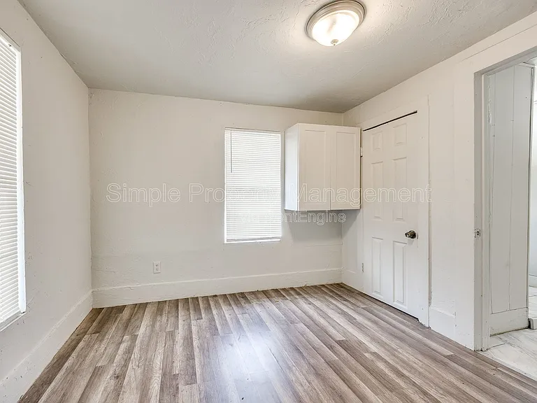 2413 S Youngs Blvd — Photo 8