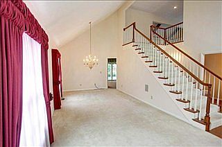 4th image of 810 Zengel Dr