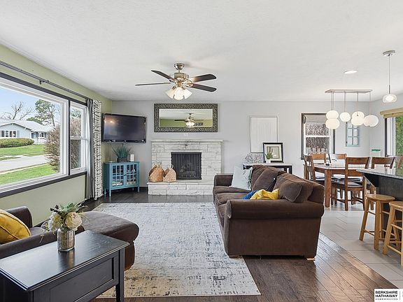 3rd image of 12483 Woodcrest Dr