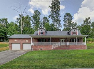 581 Valley Dr, Elkview, WV 25071