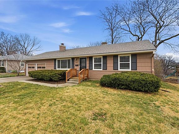 4th image of 4847 NE Chouteau Dr