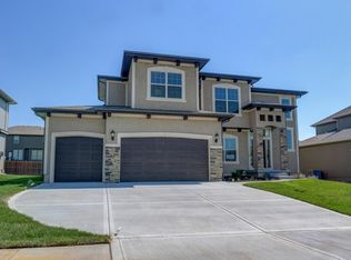 1520 SW Cross Creek Dr, Lees Summit, MO 64082