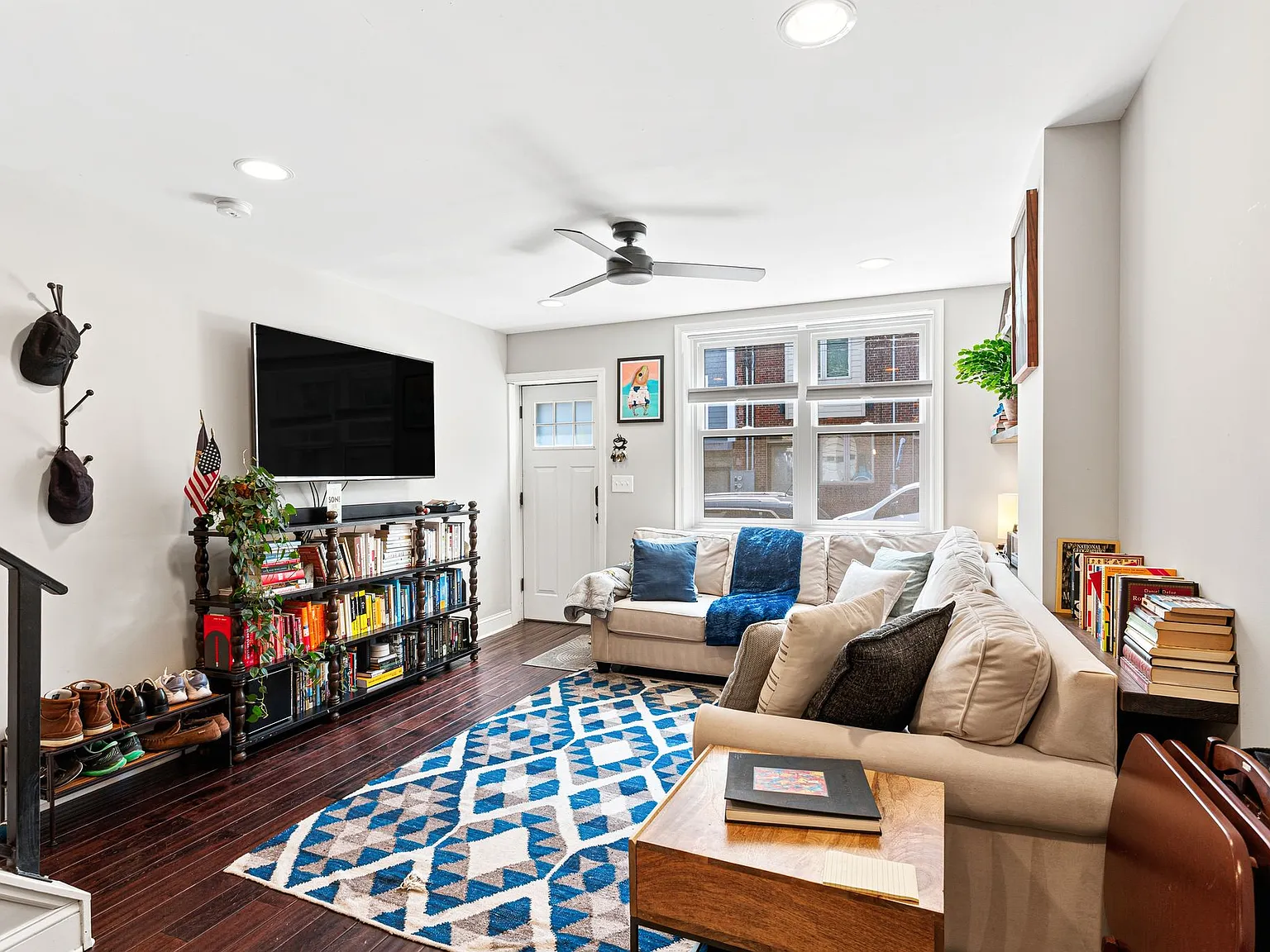 2 bed, 2.5 bath, 1324 sqft, $2,799 — Photo 2