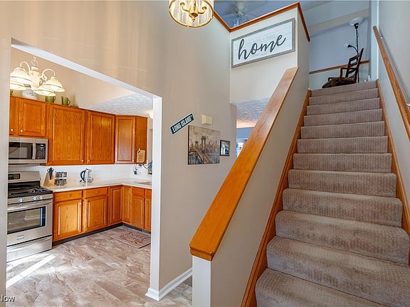 2nd image of 1617 Southpointe Cir NE