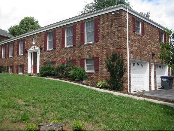 BEAUTIFUL BRICK SPLIT FOYER