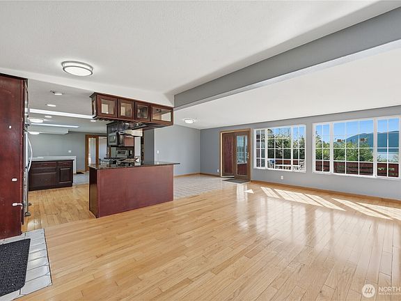 4th image of 2539 MacKenzie Road