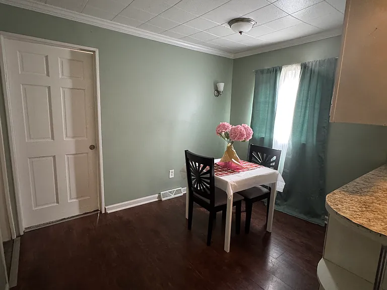 557 Emerson Dr — Photo 6