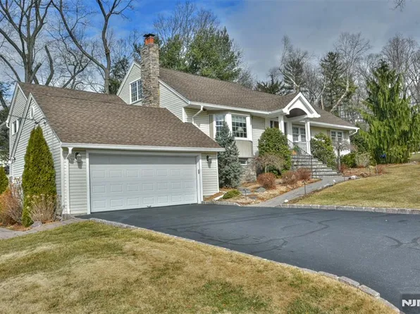 122 Colonial Rd, Emerson, NJ 07630