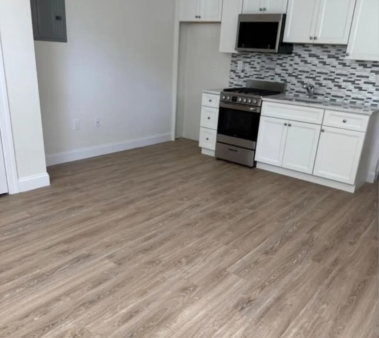 2 bed, 750 sqft, $2,200 — Photo 2