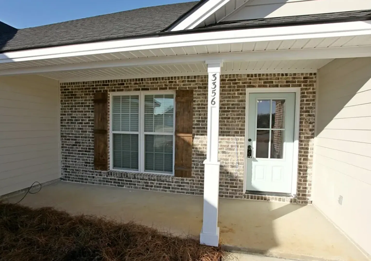 Elegant 4-Bedroom Home in Nottinghill Subdivision with Modern Amenities and Spacious Yard — Photo 3