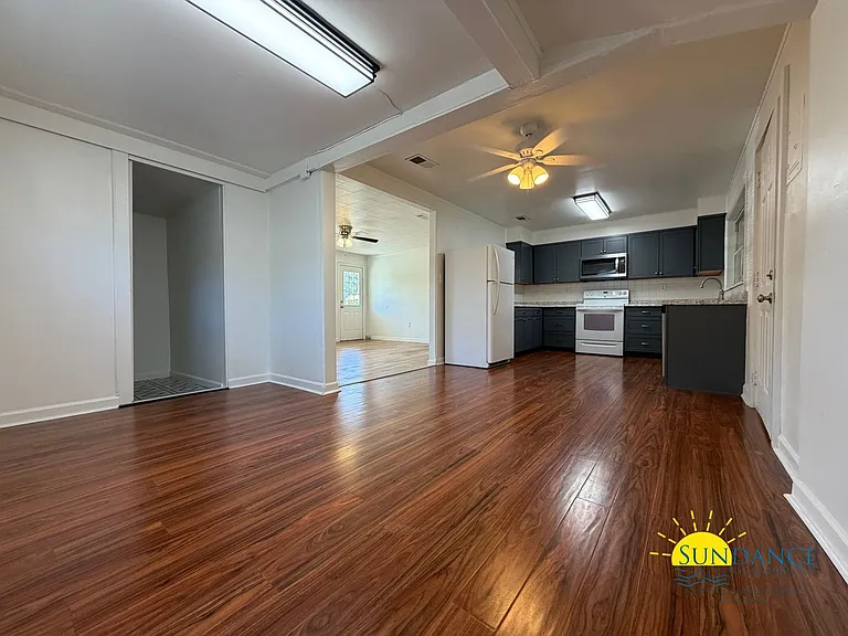 107 Magnolia Ave SE — Photo 2