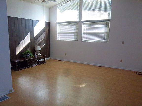 3rd image of 319 Peacock Ln