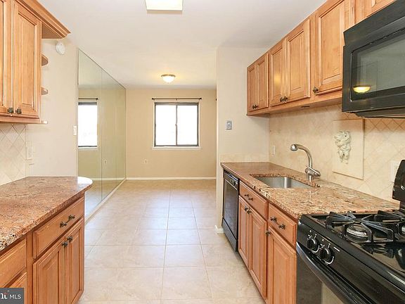 5th image of 2862 Dover Ln APT 301