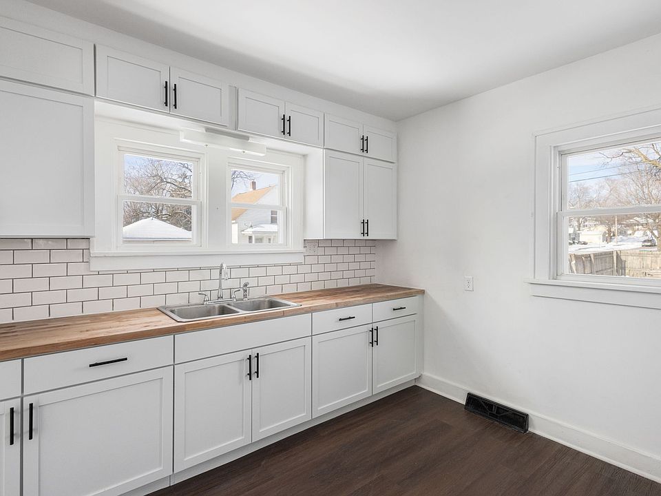 1st image of 302 E Grove St