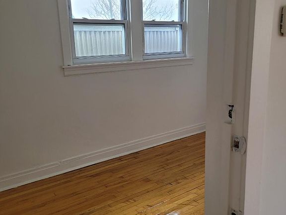 5th image of 2327 W Belmont Ave #3