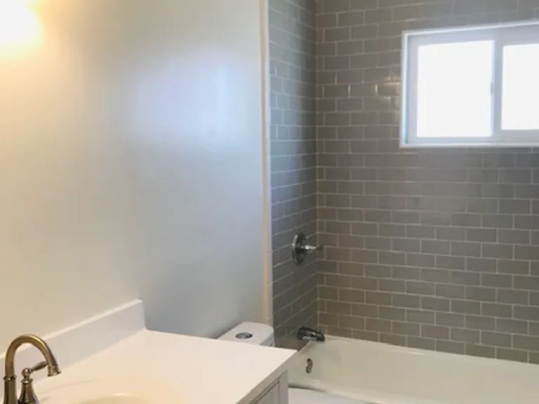 539 E Hyde Park Pl — Photo 7