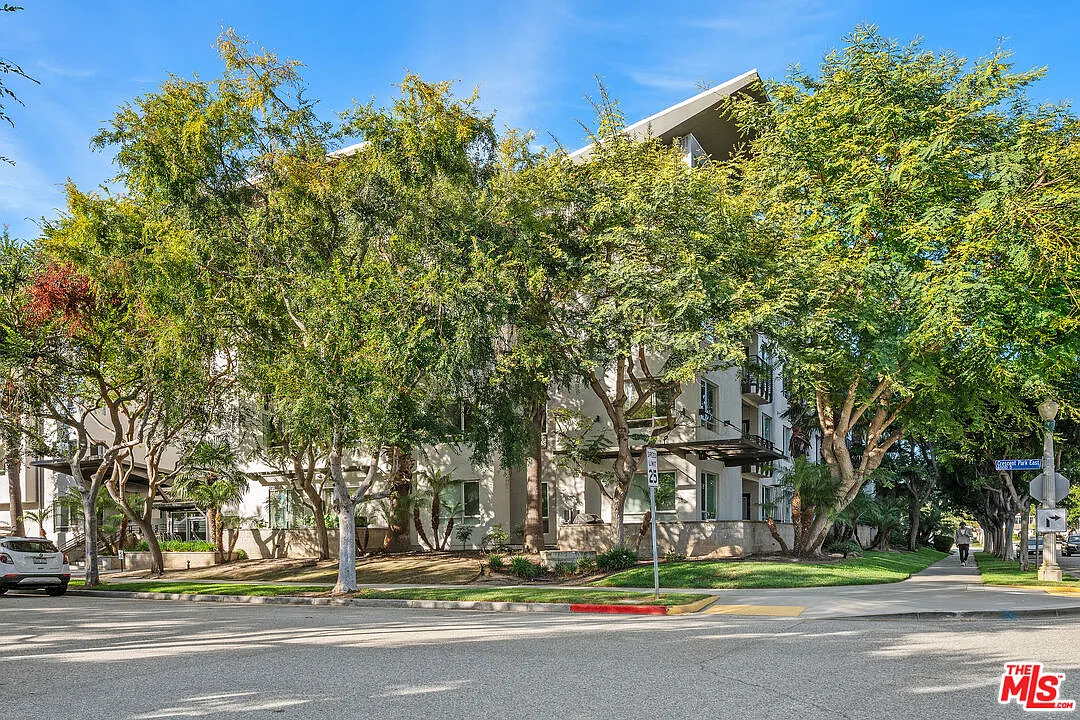 2 bed, 2.0 bath, 1010 sqft, $4,400 — Photo 3