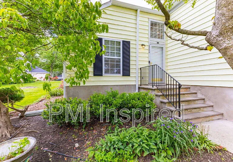 2404 Buckingham Cir — Photo 3