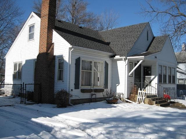 Updated 1 1/2 story home in the heart of Farmington.