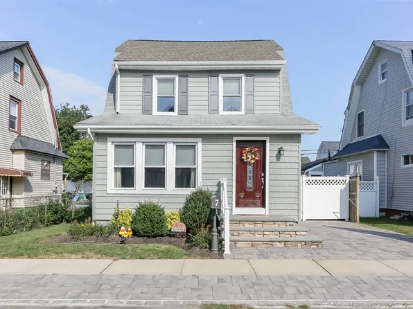 7 Evergreen Drive, Lindenhurst, NY 11757