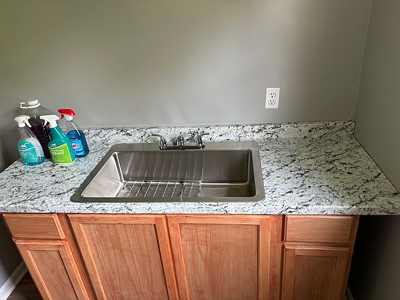 4th image of 122 Ivydale Rd #A