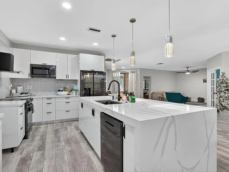 11910 Glenmore Dr — Photo 2