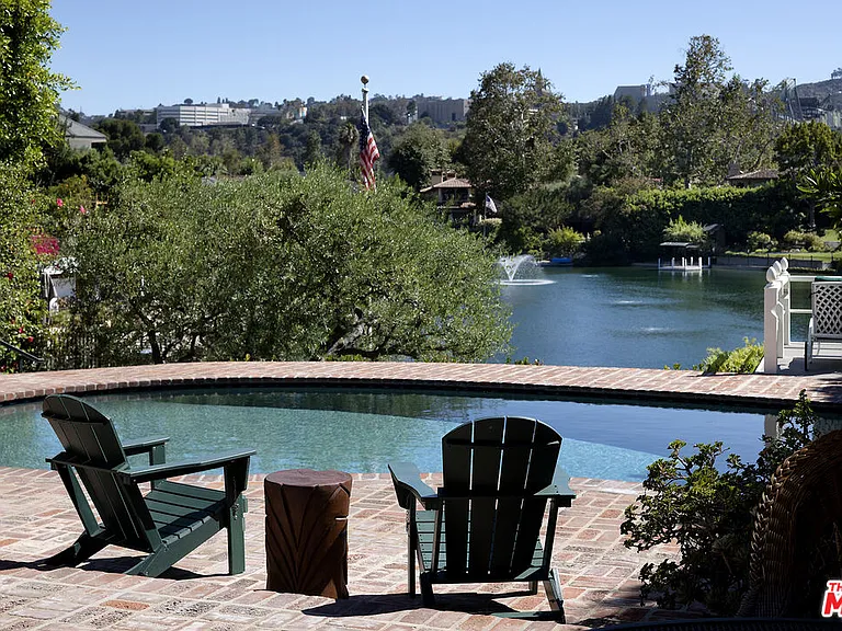 10030 Toluca Lake Ave — Photo 2