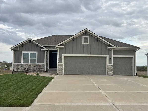 17605 Grey Hawke Rdg, Smithville, MO 64089
