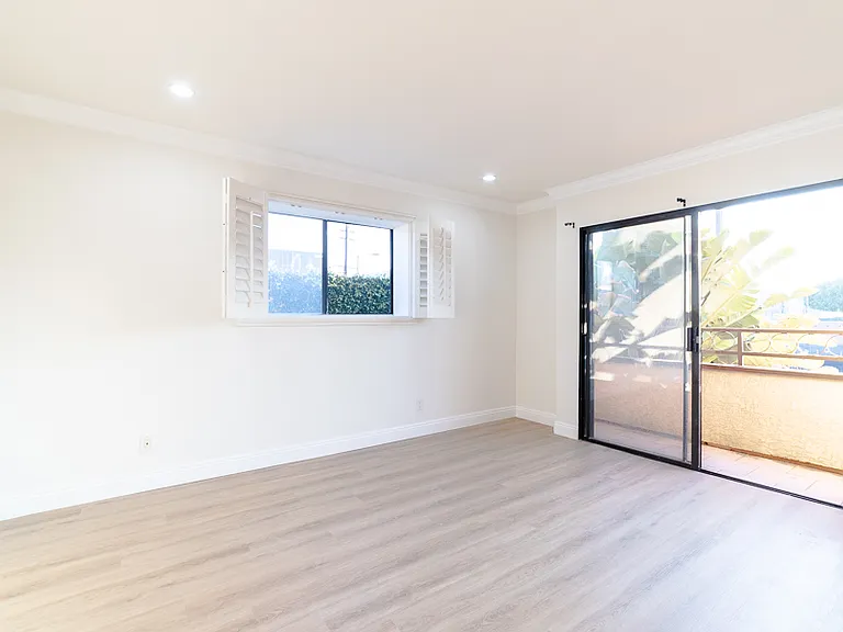 1510 S Barrington Ave #101 — Photo 7