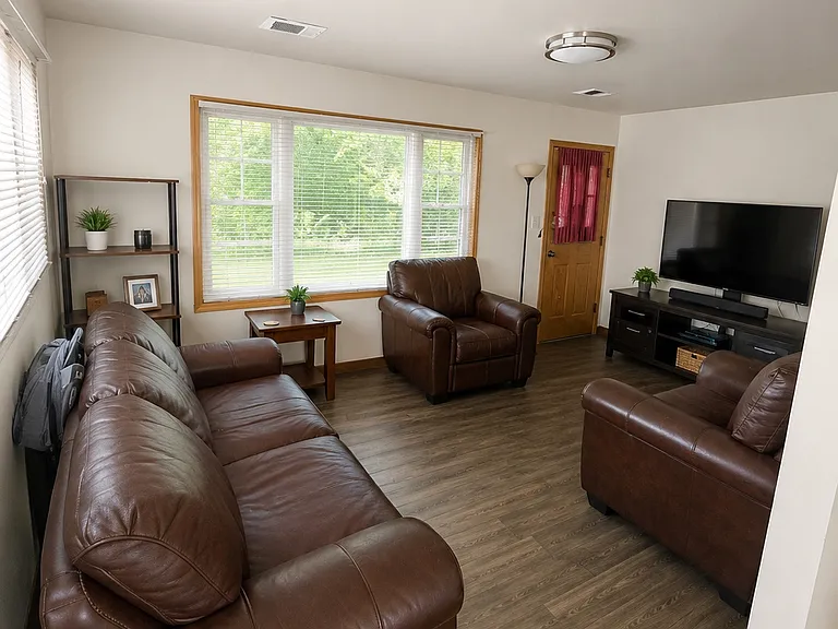 2728 S Riverside Dr — Photo 1
