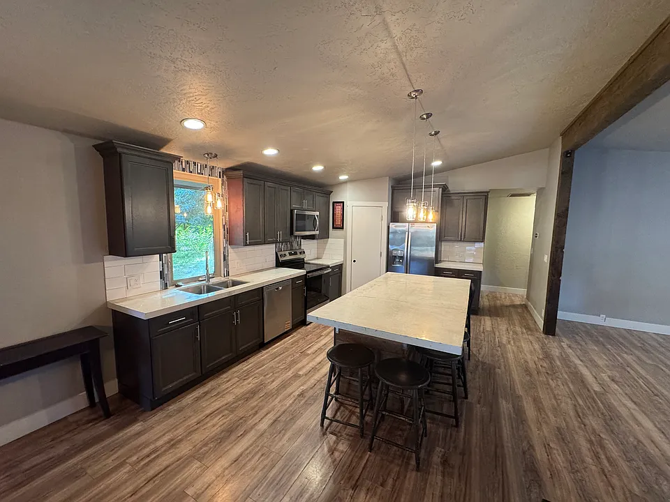 302 E Bender Rd