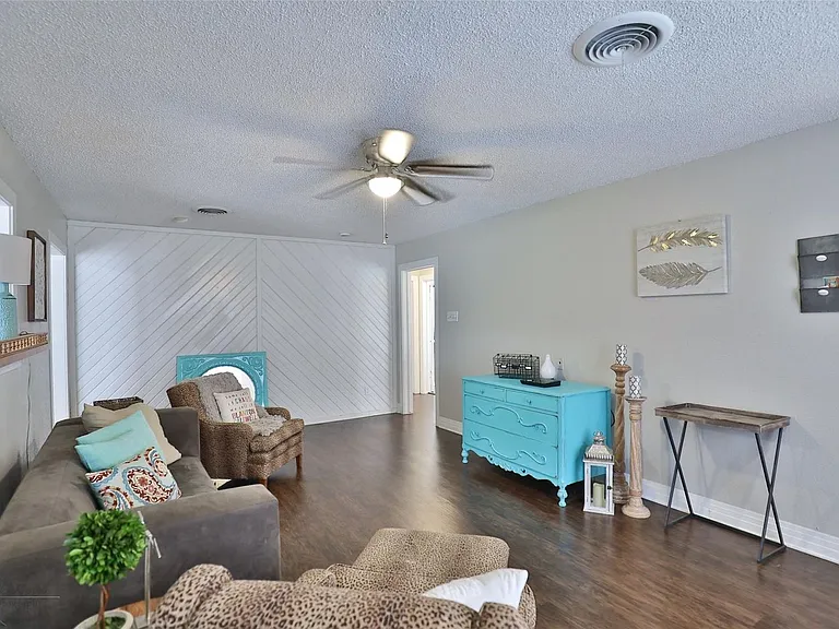 218 College Dr — Photo 5