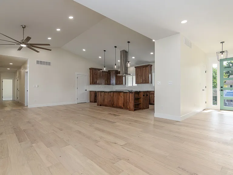 304 Joe Ln — Photo 6