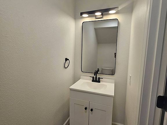 5th image of 170 Westmount Dr APT 27
