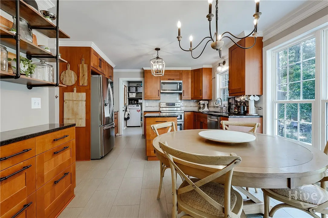 3 bed, 2.5 bath, 2127 sqft, $3,000 — Photo 4