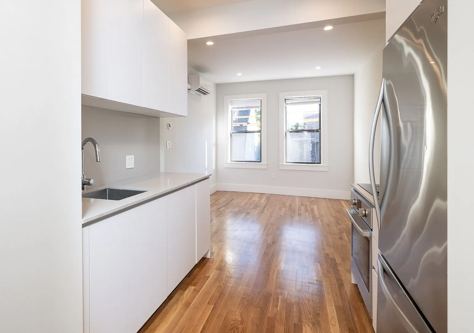 Totally Unique BU Apartment. Now with higher cei... — Photo 1