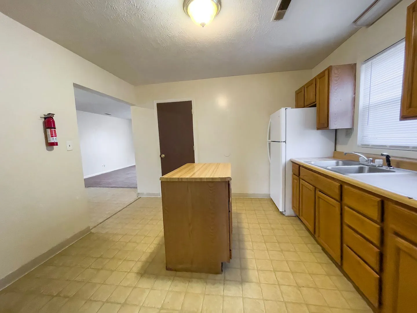 For Rent: 525 W 8th St. Two-Story, 3 Bedroom, 1.5 bath, Spacious Home! Washer & Dryer Hook ups! N... — Photo 3