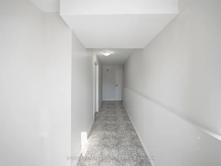 8 Deerpark Cres S #LOWER — Photo 2