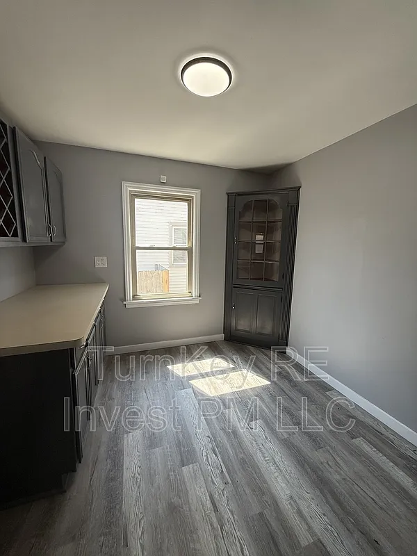 4 bed, 2.0 bath, 1700 sqft, $2,495 — Photo 4