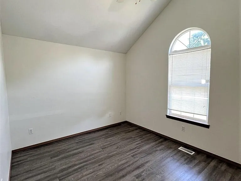 125 W Wade St — Photo 4