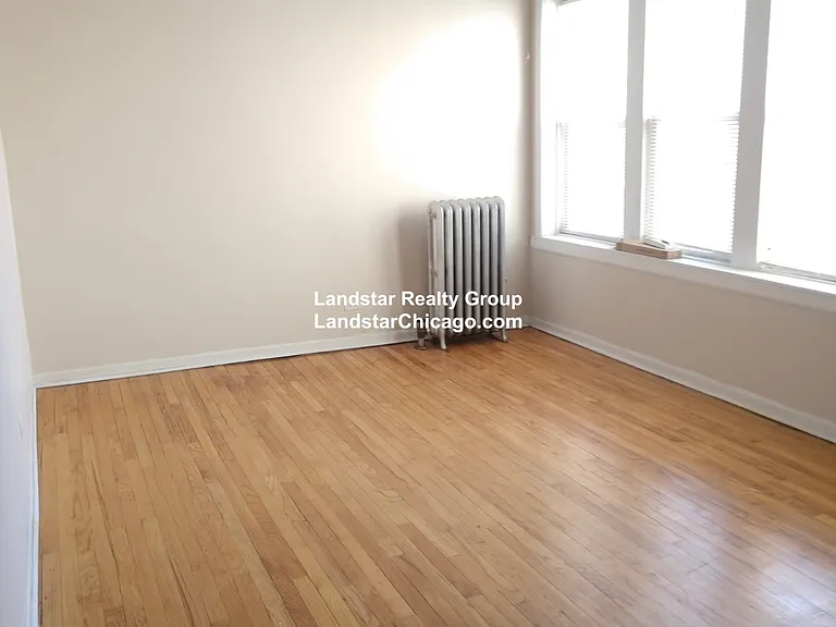 4045.5 N Mozart Ave #1E — Photo 2