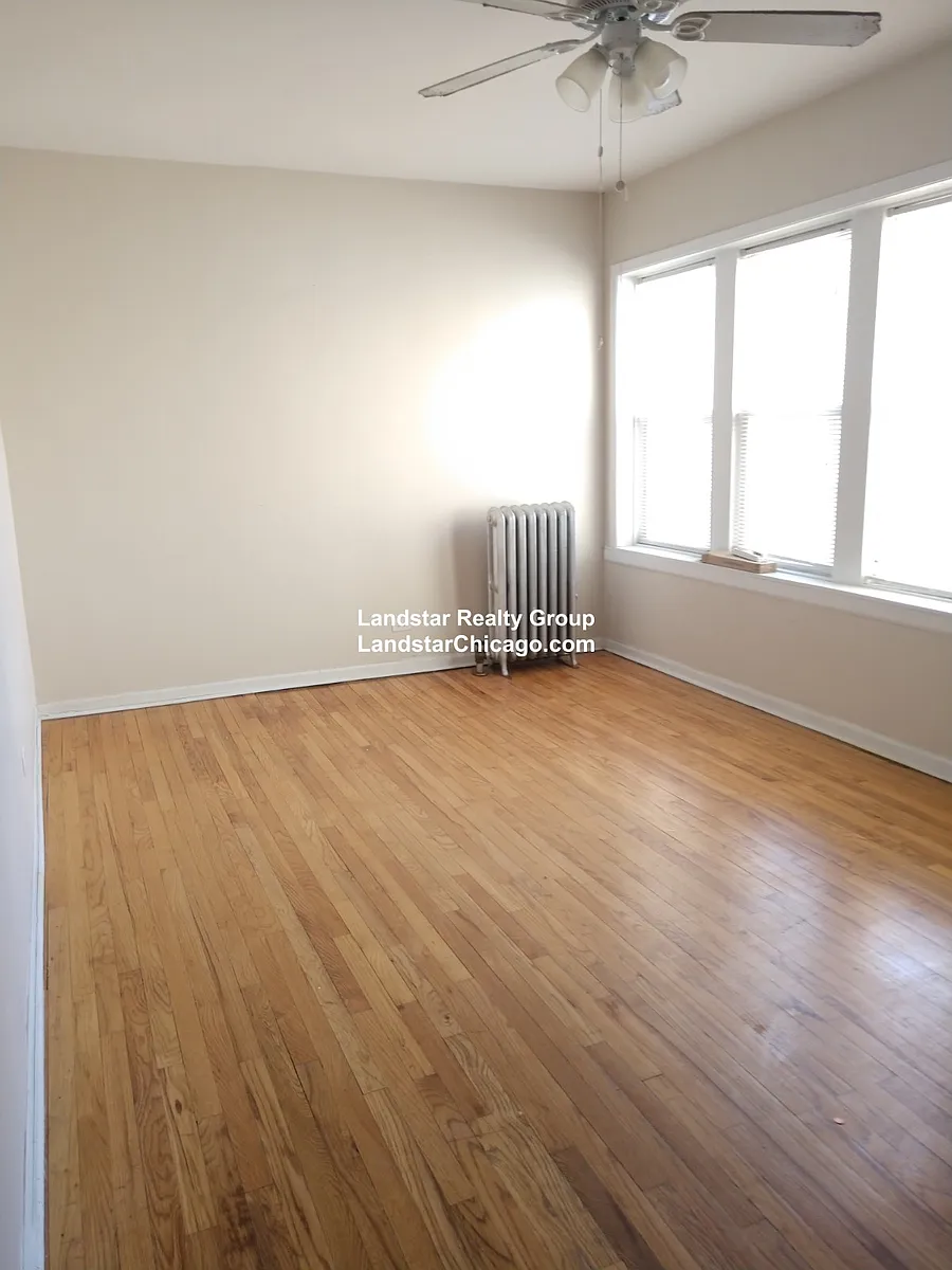 Building Photo - 4045.5 N Mozart Ave #3E