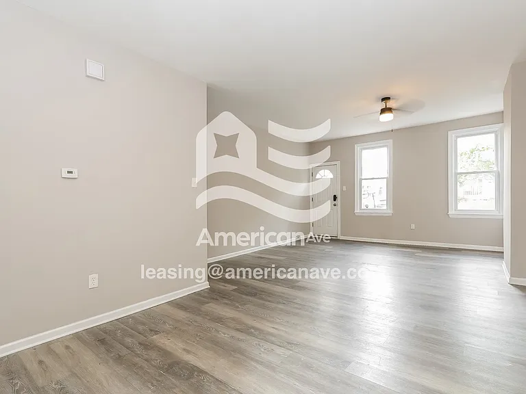 1373543_005_living_room_5.jpg