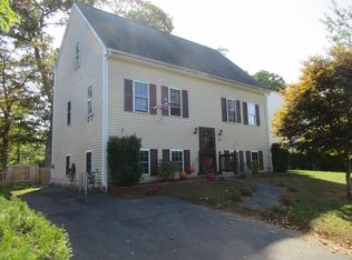 18 Slocum Farm Dr, Dartmouth, MA 02747