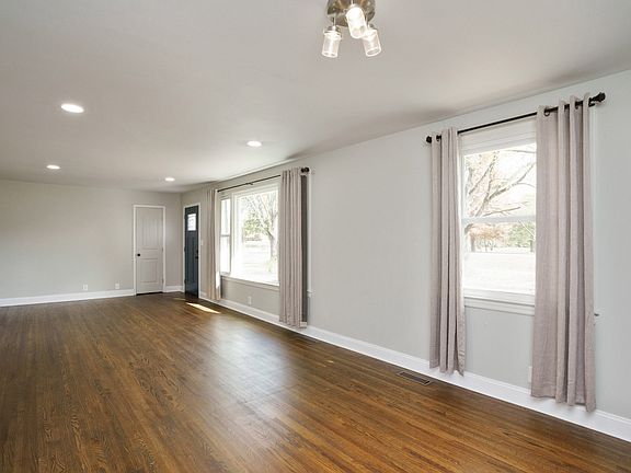 5th image of 2945 Lyndale Dr