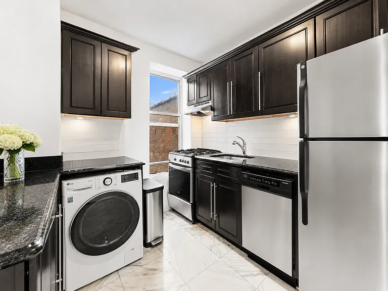 107 Christopher St #4 — Photo 4