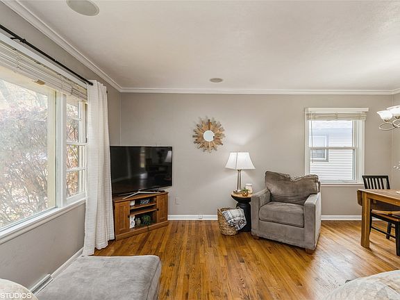 4th image of 2501 Meadow Ln
