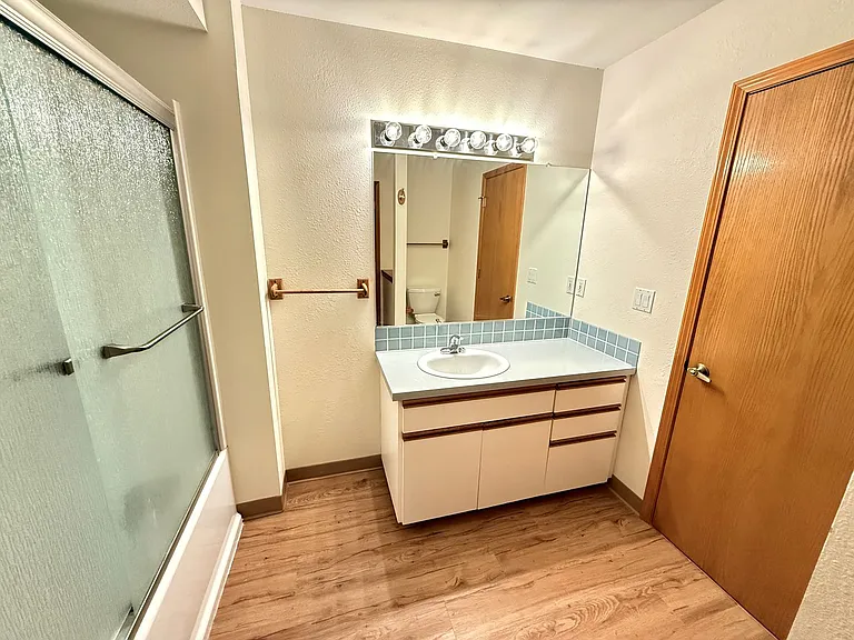 Large 980sq. 1 bedroom apartment with attached garage plus 1 parking space — Photo 14