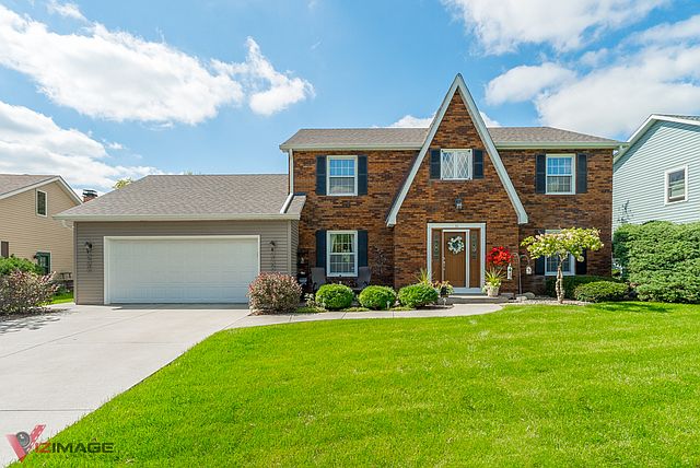 Cul-de-Sac location 4 bedroom and 2.1 bathroom home in Prestbury Subdivision offering clubhouse, pool, parks, ponds, walking trails, golf course, restaurant, also close to Gilman Trails and Forest Preserve. Ideal location for I88 access.