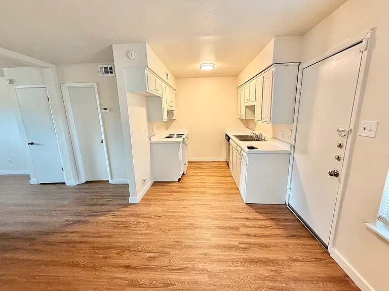 449 SW Thomas St #B — Photo 3
